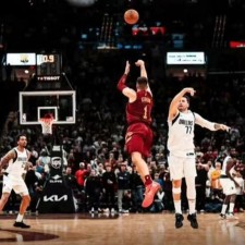 Au moment de la victoire, le buzzer de Struss a déclenché un carnaval sur le terrain des Cavaliers.